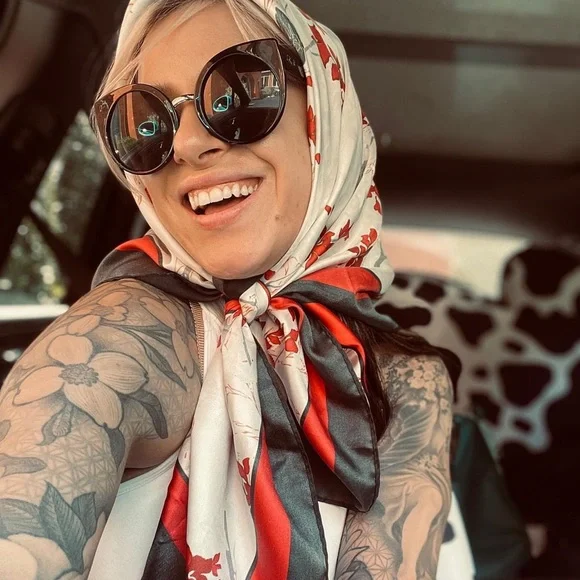 โ๏ธ๐Meet ur Posher ๐๐ - Picture 2 of 7